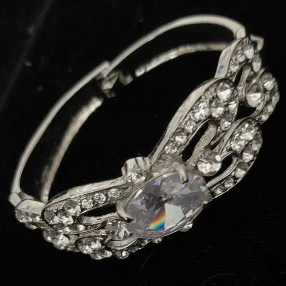 🆕🔥Crystal Bracelet Very Shiny Large Center Stone - Picture 1 of 6